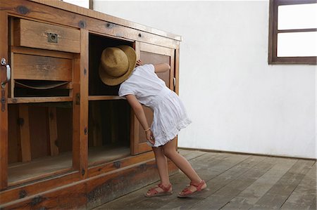 señuelo - Girl looking underneath cupboard Foto de stock - Sin royalties Premium, Código: 649-07239817
