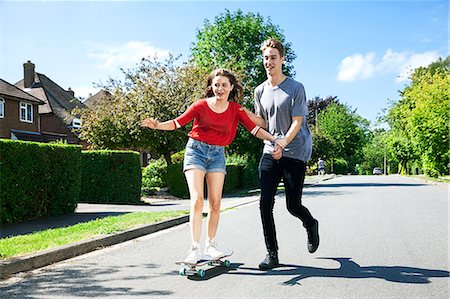 Young couple practicing on skateboard Foto de stock - Sin royalties Premium, Código: 649-07239866