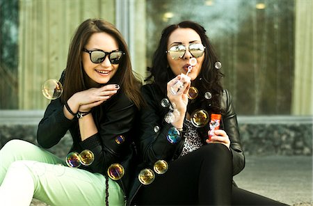 Two young woman having fun blowing bubbles Foto de stock - Sin royalties Premium, Código: 649-07239875