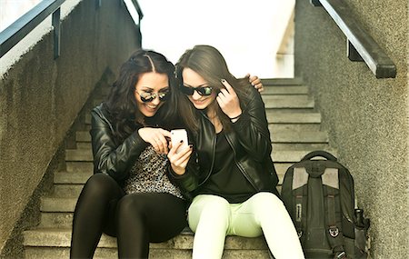 points noirs - Two young woman looking at mobile phone Photographie de stock - Premium Libres de Droits, Code: 649-07239873