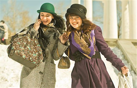 simsearch:649-07436674,k - Two young women carrying bags in snow Fotografie stock - Premium Royalty-Free, Codice: 649-07239884