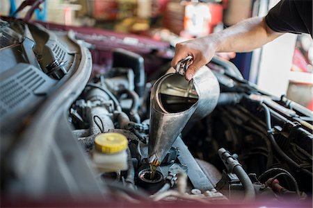 Mechanic pouring liquid into car Photographie de stock - Premium Libres de Droits, Code: 649-07239910