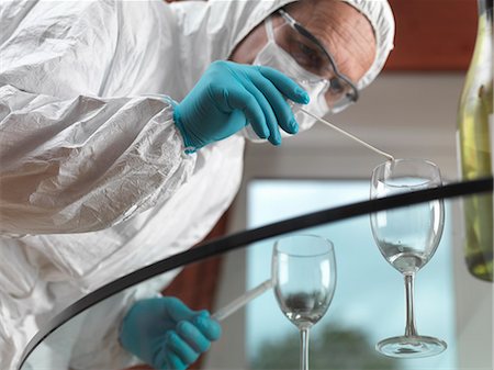 Forensic scientist using a DNA swab to take evidence from a glass at a scene of crime Photographie de stock - Premium Libres de Droits, Code: 649-07279544