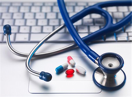 Stethoscope and medicine on laptop computer, still life Foto de stock - Sin royalties Premium, Código: 649-07279554