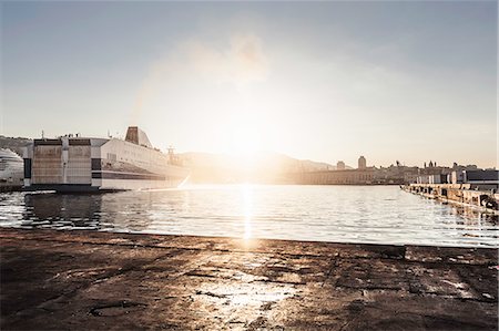 Ship in harbour, Genoa, Sardinia, Italy Photographie de stock - Premium Libres de Droits, Code: 649-07279579