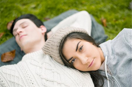 simsearch:614-06442706,k - Portrait of young woman resting head on man's chest Photographie de stock - Premium Libres de Droits, Code: 649-07279641