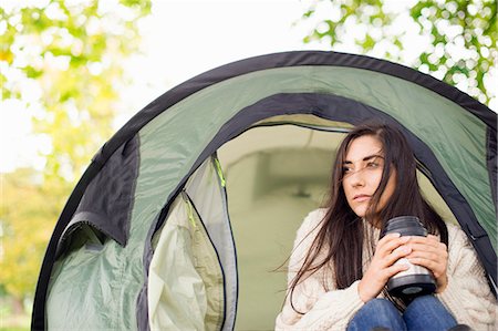 simsearch:614-06442706,k - Young woman in tent holding flask Photographie de stock - Premium Libres de Droits, Code: 649-07279651