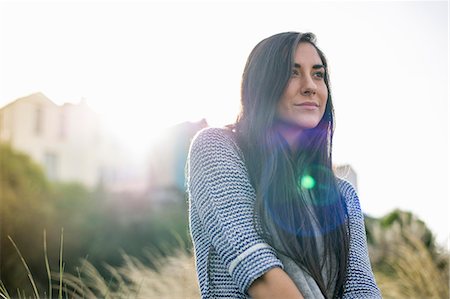 sonrisa - Young woman with long brown hair in sunlight Photographie de stock - Premium Libres de Droits, Code: 649-07279674