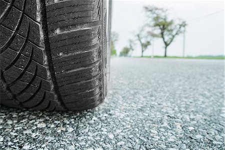 pneu - Car tire on road, close up Photographie de stock - Premium Libres de Droits, Code: 649-07279719