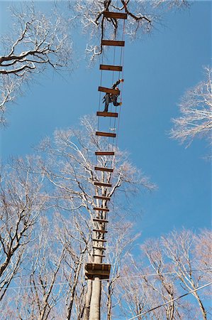 pont suspendu - Teenage boy on rope bridge, low angle Photographie de stock - Premium Libres de Droits, Code: 649-07279711