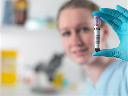 Technician holding bar coded blood sample in clinical laboratory Fotografie stock - Premium Royalty-Free, Codice: 649-07279774