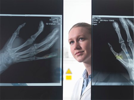 Doctor viewing x-ray of hand in hospital Photographie de stock - Premium Libres de Droits, Code: 649-07279770