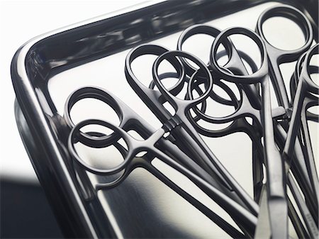 Surgical instruments on a stainless steel tray Foto de stock - Sin royalties Premium, Código: 649-07279805
