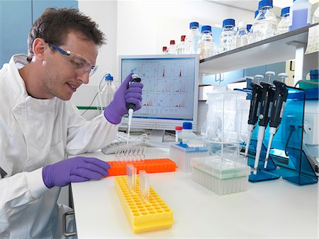 Male scientist pipetting sample into test tubes for analysis of cell population Foto de stock - Sin royalties Premium, Código: 649-07279825