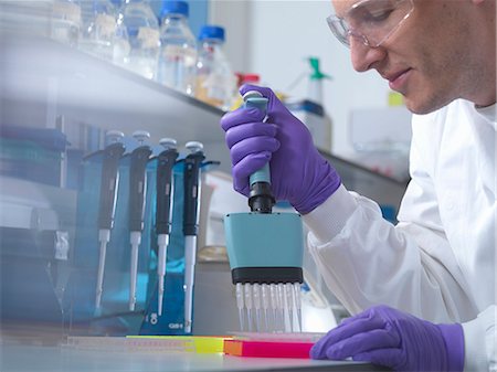 Male researcher using multi pipette in lab Foto de stock - Sin royalties Premium, Código: 649-07279828