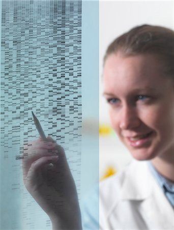 Female researcher examining DNA autoradiogram gel in laboratory Photographie de stock - Premium Libres de Droits, Code: 649-07279834