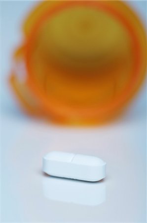 simsearch:649-07118718,k - Pill containing 5 mg of hydrocodone and 500 mg of paracetamol (acetaminophen) Stock Photo - Premium Royalty-Free, Code: 649-07279865