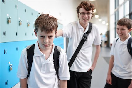 Schoolboy being bullied in school corridor Foto de stock - Sin royalties Premium, Código: 649-07280054