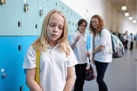 elevation - Schoolgirl being bullied in school corridor Photographie de stock - Premium Libres de Droits, Code: 649-07280055