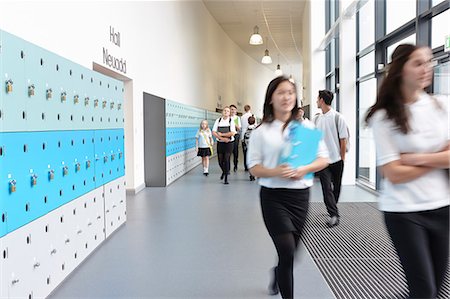 schulmädchen - Schoolchildren walking through school corridor Stockbilder - Premium RF Lizenzfrei, Bildnummer: 649-07280059