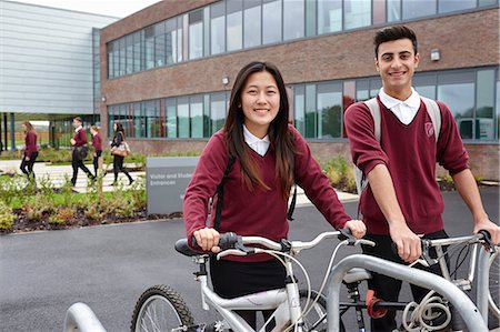 Teenager friends with cycles outside school Foto de stock - Sin royalties Premium, Código: 649-07280052