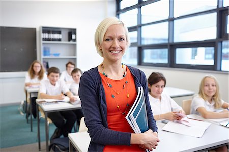 Portrait of female teacher with class Foto de stock - Sin royalties Premium, Código: 649-07280087