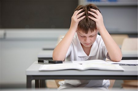 Schoolboy struggling in educational exam Foto de stock - Sin royalties Premium, Código: 649-07280105