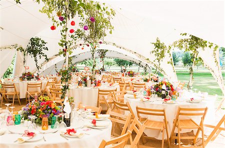 Decorated tables in garden marquee at wedding reception Foto de stock - Sin royalties Premium, Código: 649-07280115
