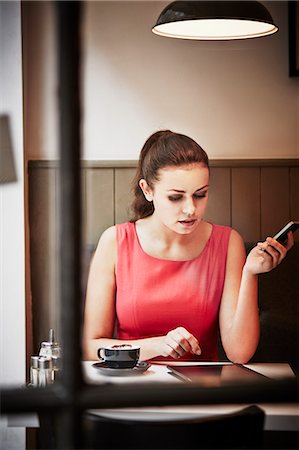 Young woman sitting in cafe with hot drink, digital tablet and smartphone Photographie de stock - Premium Libres de Droits, Code: 649-07280182