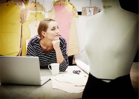 designer headshot - Seamstress working at table Foto de stock - Sin royalties Premium, Código: 649-07280201