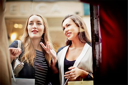 Young women window shopping Photographie de stock - Premium Libres de Droits, Code: 649-07280216