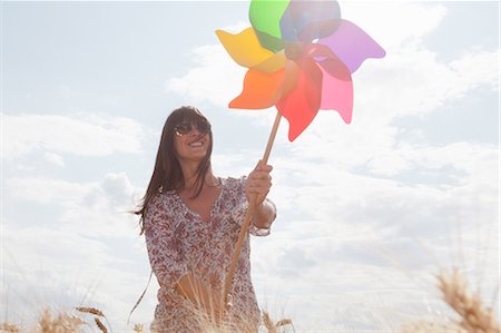 Mid adult woman holding windmill Stockbilder - Premium RF Lizenzfrei, Bildnummer: 649-07280277