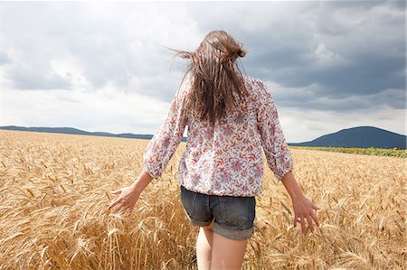 Mid adult woman walking through wheat field Photographie de stock - Premium Libres de Droits, Code: 649-07280270