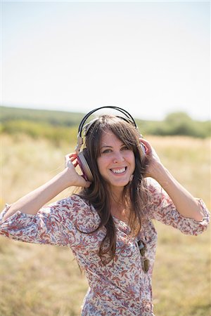 Portrait of mid adult woman wearing headphones Fotografie stock - Premium Royalty-Free, Codice: 649-07280308