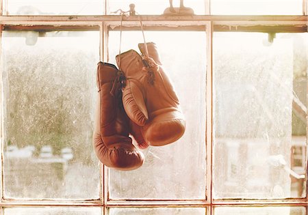 Boxing gloves hanging on window Foto de stock - Sin royalties Premium, Código: 649-07280326