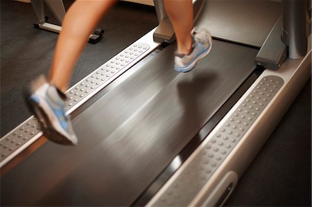 Woman running on treadmill Foto de stock - Sin royalties Premium, Código: 649-07280328