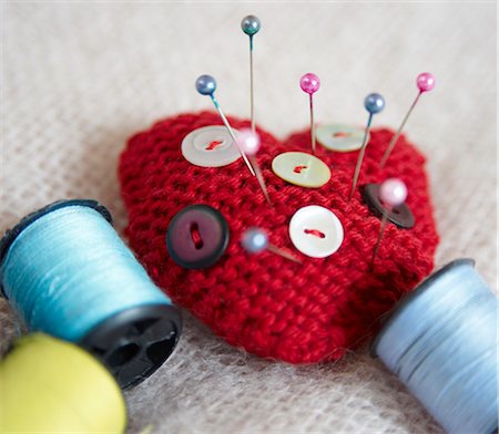 Heart-shaped pin cushion. buttons and thread Stock Photo - Premium Royalty-Free, Code: 649-07280334