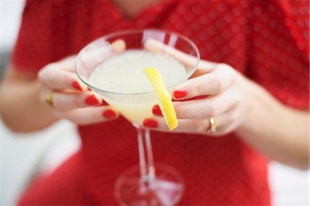 Woman holding glass of cocktail Foto de stock - Sin royalties Premium, Código: 649-07280335