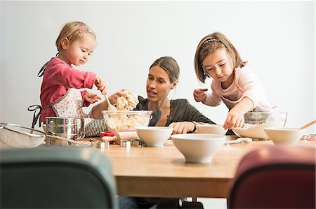 Mother and children baking, mixing batter Foto de stock - Sin royalties Premium, Código: 649-07280348