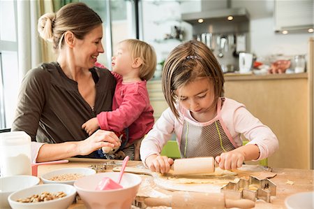 simsearch:649-07280358,k - Girl baking in kitchen Foto de stock - Royalty Free Premium, Número: 649-07280357