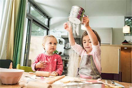 passoire - Girl sieving flour in kitchen Photographie de stock - Premium Libres de Droits, Code: 649-07280366