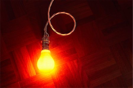 electricidad - Still life of glowing lightbulb on parquet floor Foto de stock - Sin royalties Premium, Código: 649-07280377