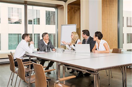 salle de conférence - Businesspeople meeting in conference room Photographie de stock - Premium Libres de Droits, Code: 649-07280461