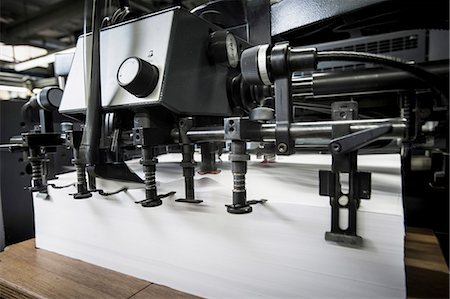 Paper prepared in printing machine in print workshop Photographie de stock - Premium Libres de Droits, Code: 649-07280513