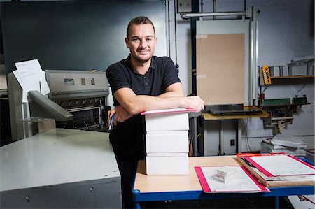 press - Portrait of worker in paper printing workshop Foto de stock - Sin royalties Premium, Código: 649-07280524