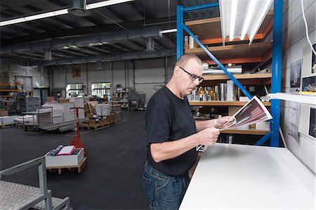 presse (imprimerie) - Worker checking quality of print products in printing workshop Photographie de stock - Premium Libres de Droits, Code: 649-07280528