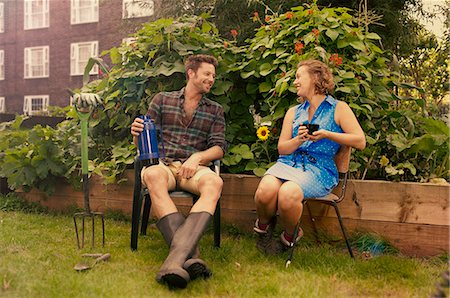 rubber boots - Couple taking a break on council estate allotment Foto de stock - Sin royalties Premium, Código: 649-07280535