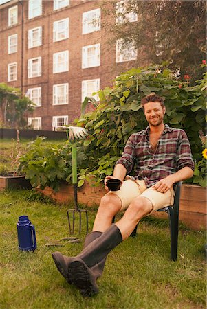 simsearch:649-07279573,k - Mid adult man taking a break on council estate allotment Photographie de stock - Premium Libres de Droits, Code: 649-07280536