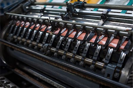 Close up of paper print machine in printing workshop Photographie de stock - Premium Libres de Droits, Code: 649-07280532