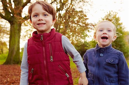 Brothers in park, holding hands Foto de stock - Sin royalties Premium, Código: 649-07280612